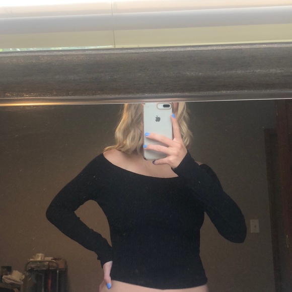 Brandy Melville off the shoulder long sleeve - Picture 3 of 3